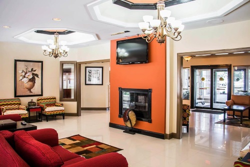 Clarion Hotel Savannah lounge